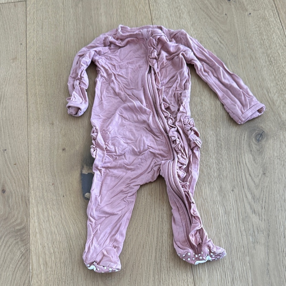 Caden Lane Mauve Ruffled Kids Footie 0/3m